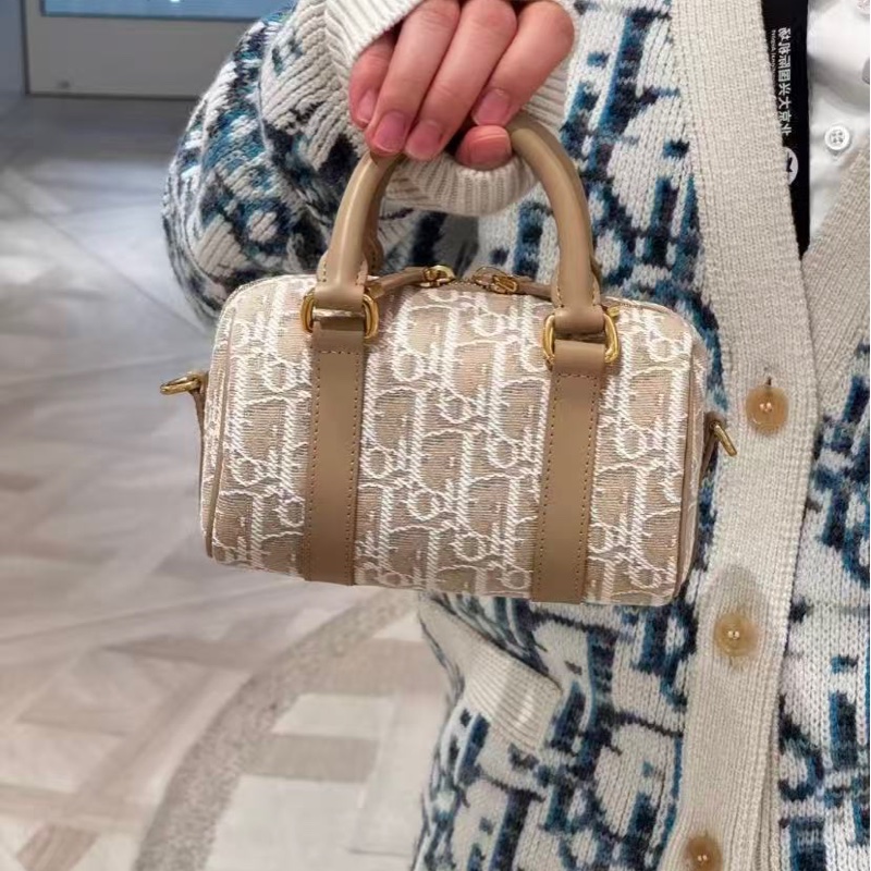 🔥新到：Dior/ 迪奥新款奶茶色Groove20波士顿枕头包，jisoo金智秀同款，尺寸：20*14*12cm-2