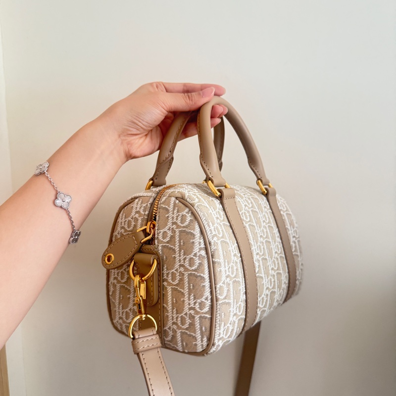 🔥新到：Dior/ 迪奥新款奶茶色Groove20波士顿枕头包，jisoo金智秀同款，尺寸：20*14*12cm-4