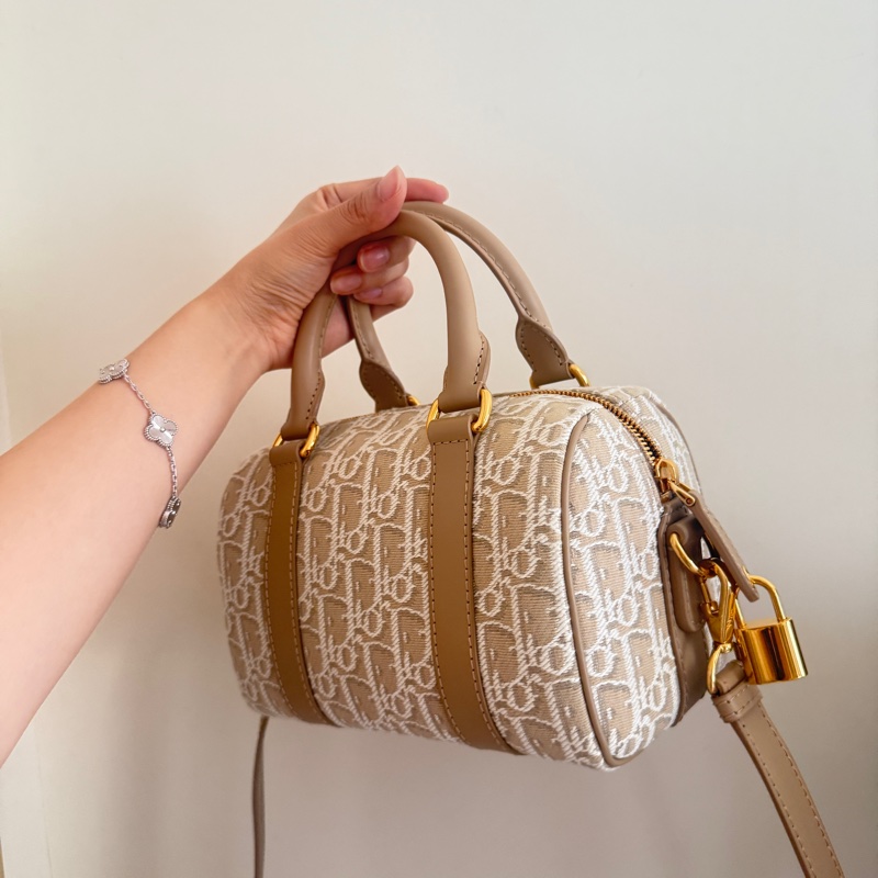 🔥新到：Dior/ 迪奥新款奶茶色Groove20波士顿枕头包，jisoo金智秀同款，尺寸：20*14*12cm-5