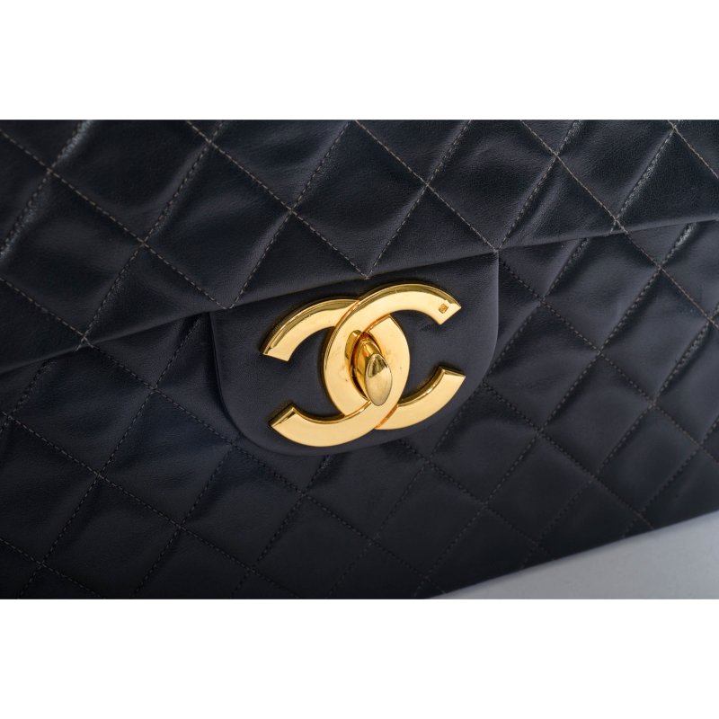 CHANEL香奈兒經典黑金Maxi Classic Flap肩背包-5