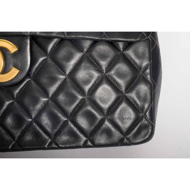 CHANEL香奈兒經典黑金Maxi Classic Flap肩背包-8