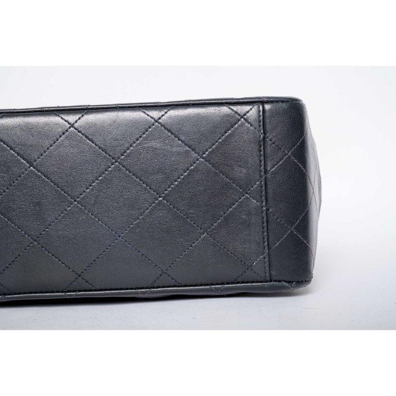 CHANEL香奈兒經典黑金Maxi Classic Flap肩背包-10