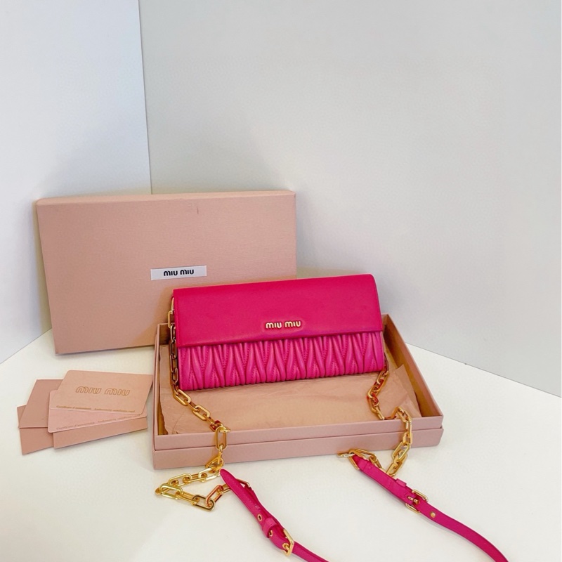 【98新🆕】MiuMiu 玫紅色經典皺摺woc信封包單肩斜挎包-0