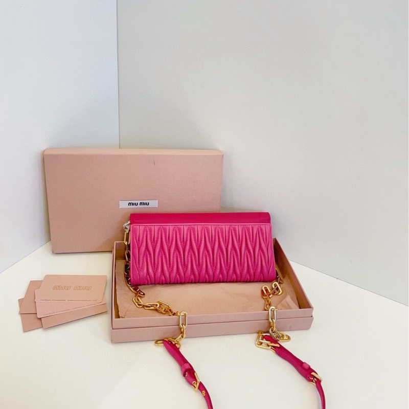 【98新🆕】MiuMiu 玫紅色經典皺摺woc信封包單肩斜挎包-1