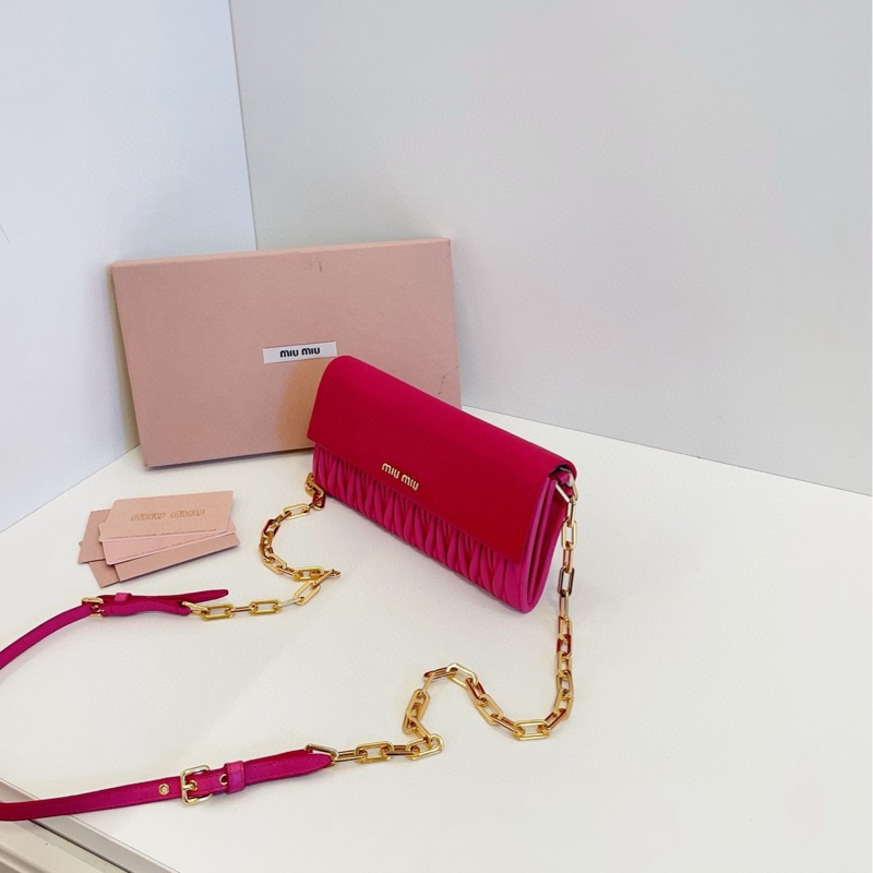 【98新🆕】MiuMiu 玫紅色經典皺摺woc信封包單肩斜挎包-3