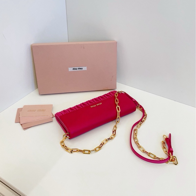 【98新🆕】MiuMiu 玫紅色經典皺摺woc信封包單肩斜挎包-4
