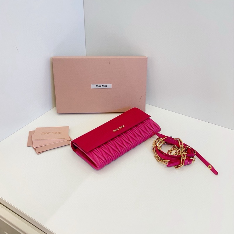【98新🆕】MiuMiu 玫紅色經典皺摺woc信封包單肩斜挎包-6