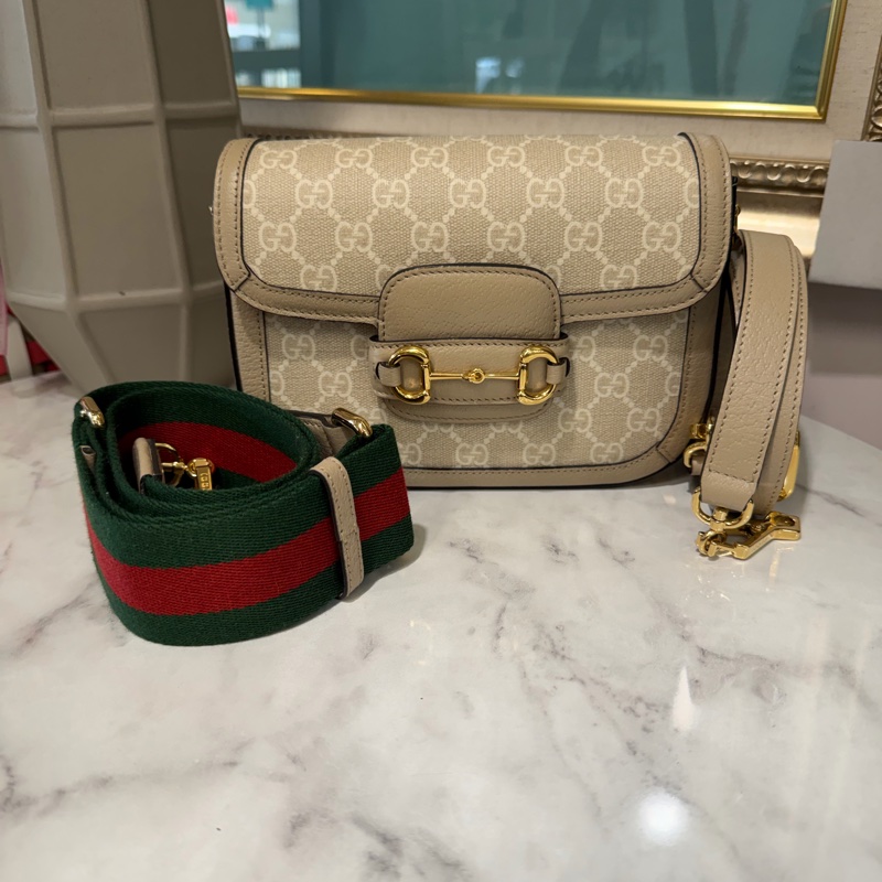 Gucci PVC拚燕麥色牛皮Horsebit1955金釦下蓋肩斜背包-0