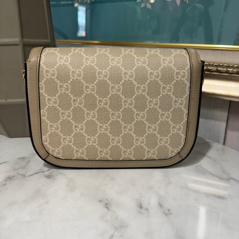 Gucci PVC拚燕麥色牛皮Horsebit1955金釦下蓋肩斜背包-1