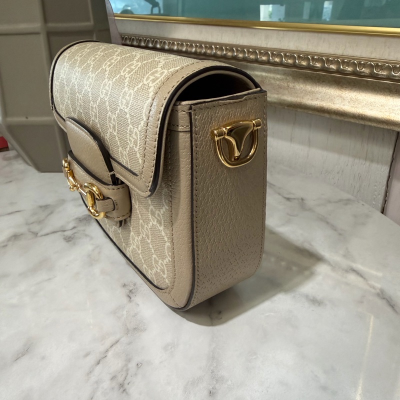 Gucci PVC拚燕麥色牛皮Horsebit1955金釦下蓋肩斜背包-2