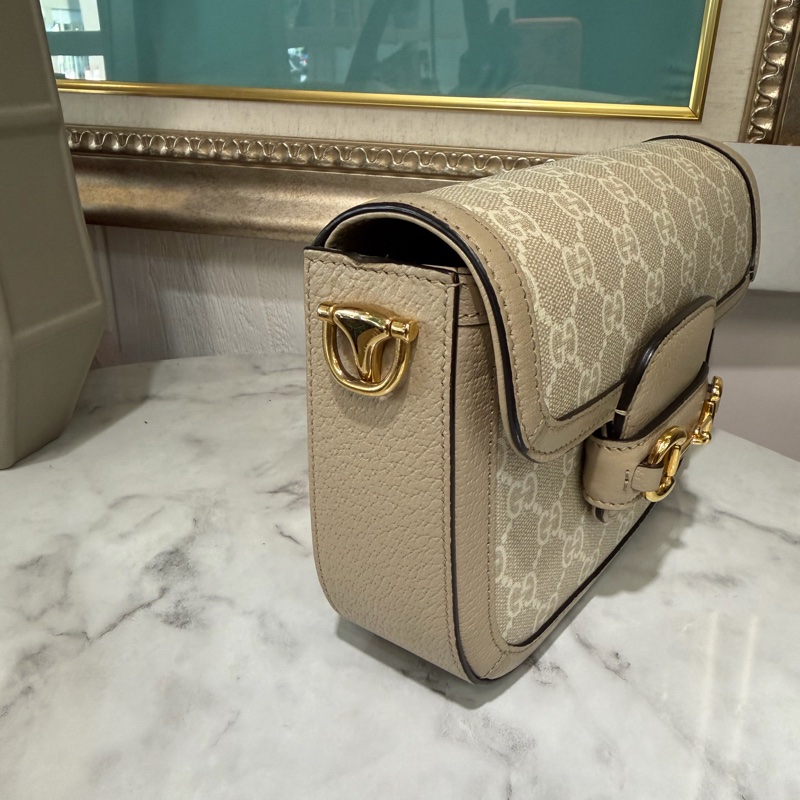 Gucci PVC拚燕麥色牛皮Horsebit1955金釦下蓋肩斜背包-3