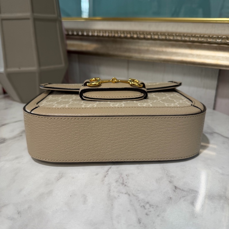 Gucci PVC拚燕麥色牛皮Horsebit1955金釦下蓋肩斜背包-4