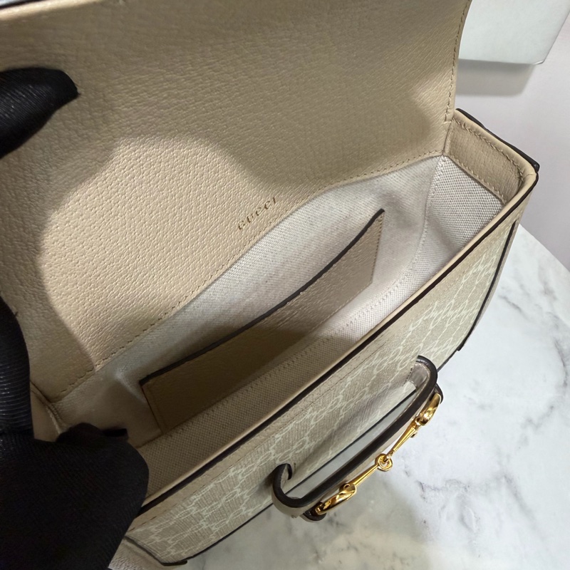 Gucci PVC拚燕麥色牛皮Horsebit1955金釦下蓋肩斜背包-5