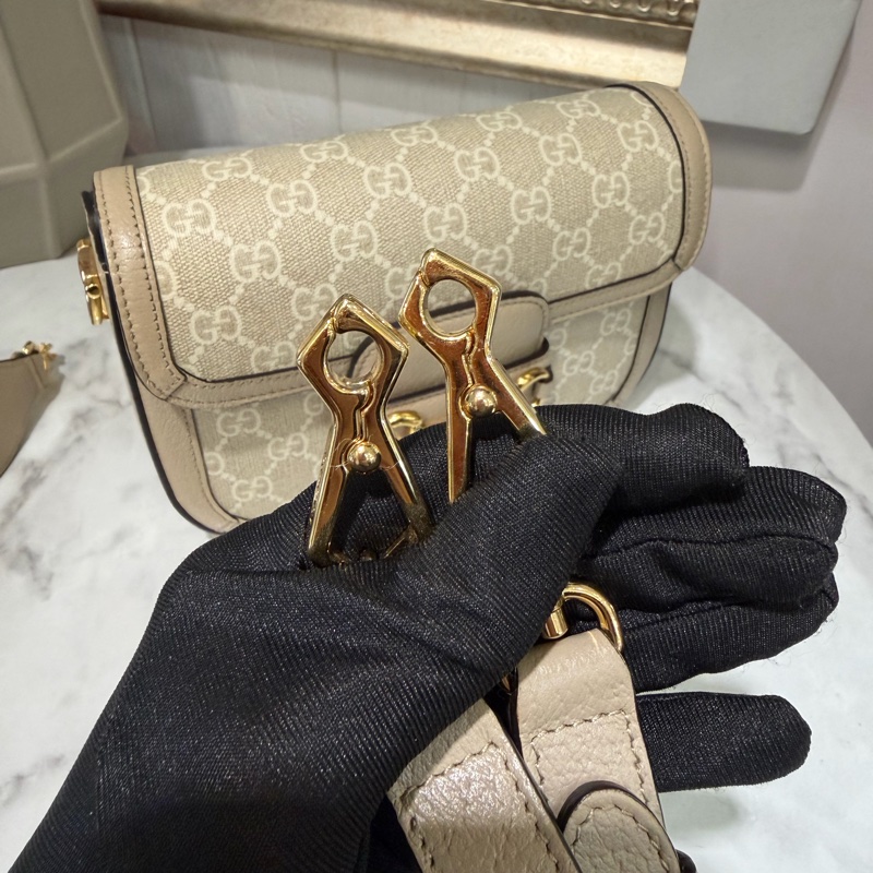 Gucci PVC拚燕麥色牛皮Horsebit1955金釦下蓋肩斜背包-6