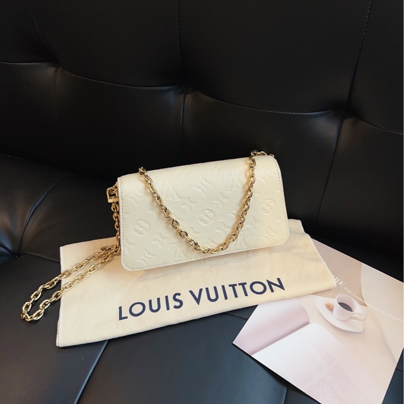 【99新🆕芯片款部分膜 】LV Wallet On Chain Metis 奶白色 全皮壓花郵差鏈條包 手提包 單肩包-0