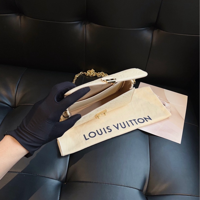 【99新🆕芯片款部分膜 】LV Wallet On Chain Metis 奶白色 全皮壓花郵差鏈條包 手提包 單肩包-7