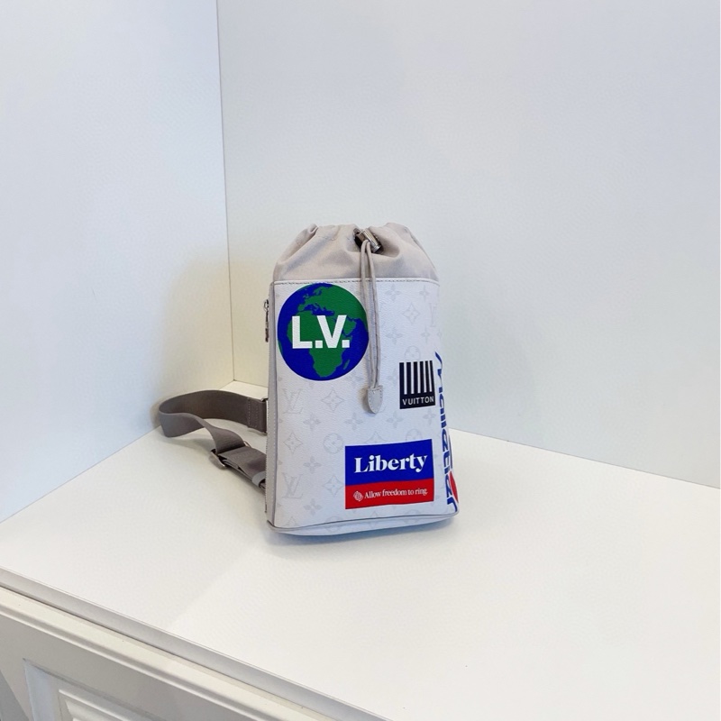 【97新🆕】Lv 限量Chalk 老花徽章斜挎包款 斜挎包 單肩包-0