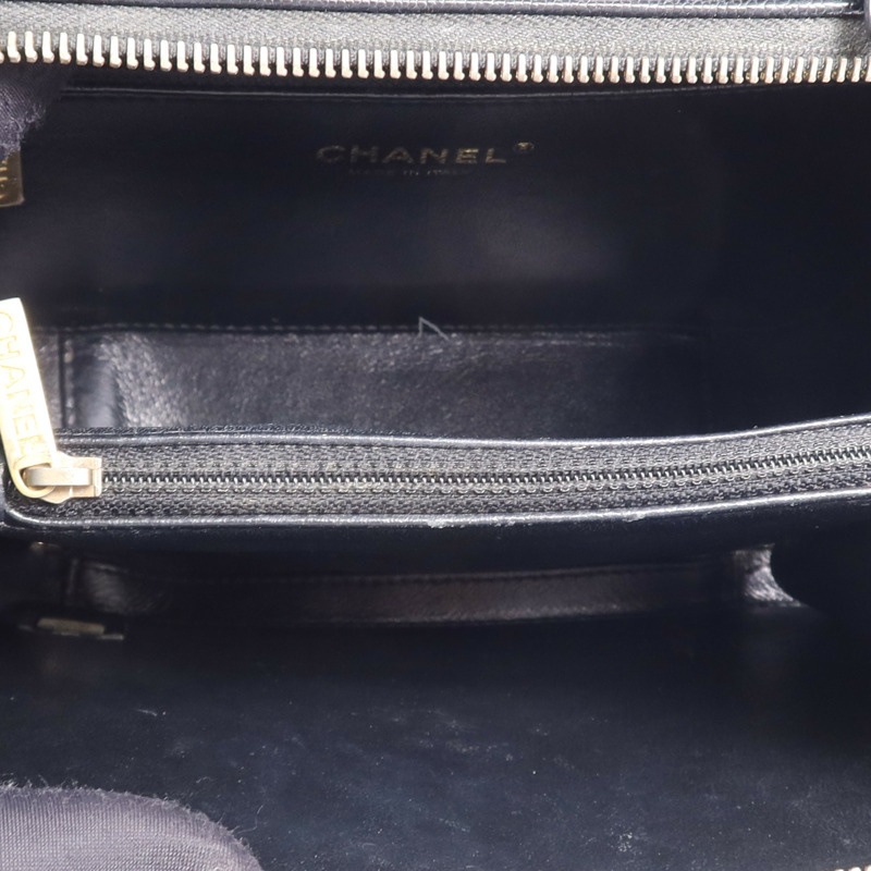 CHANEL 牛皮皮革Filigree Vanity Case金扣鏈帶手挽肩背兩用袋-4