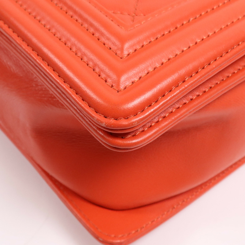 CHANEL 牛皮皮革Boy 28金扣鏈帶肩背袋-9