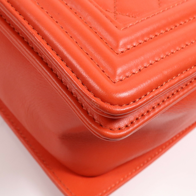 CHANEL 牛皮皮革Boy 28金扣鏈帶肩背袋-10