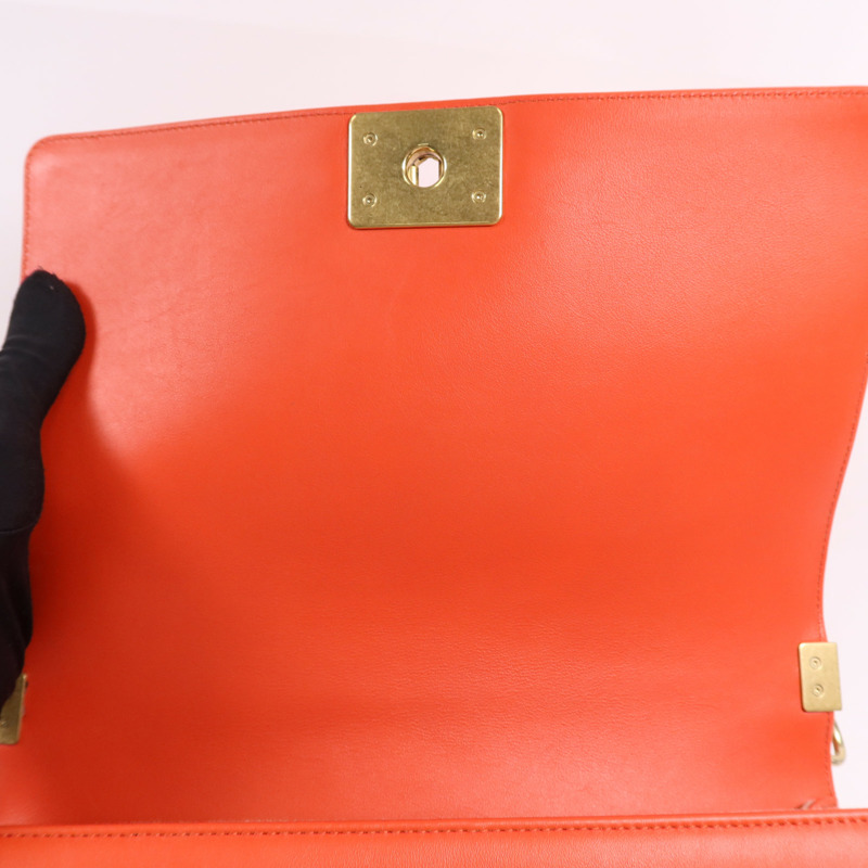 CHANEL 牛皮皮革Boy 28金扣鏈帶肩背袋-14