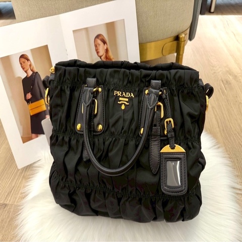 Prada尼龍黑皺摺手提斜背包