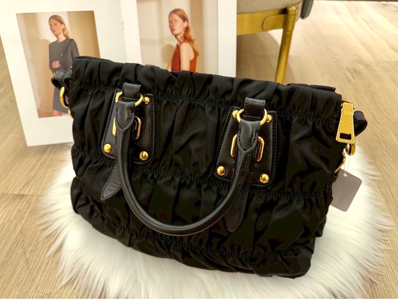 Prada尼龍黑皺摺手提斜背包-1