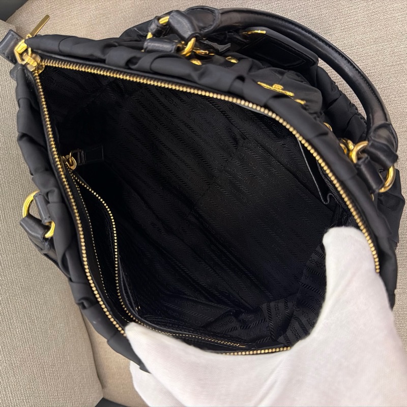 Prada尼龍黑皺摺手提斜背包-11