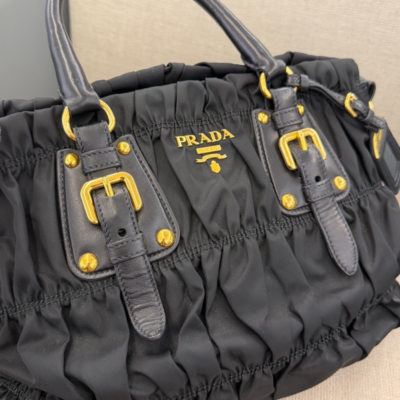 Prada尼龍黑皺摺手提斜背包-16