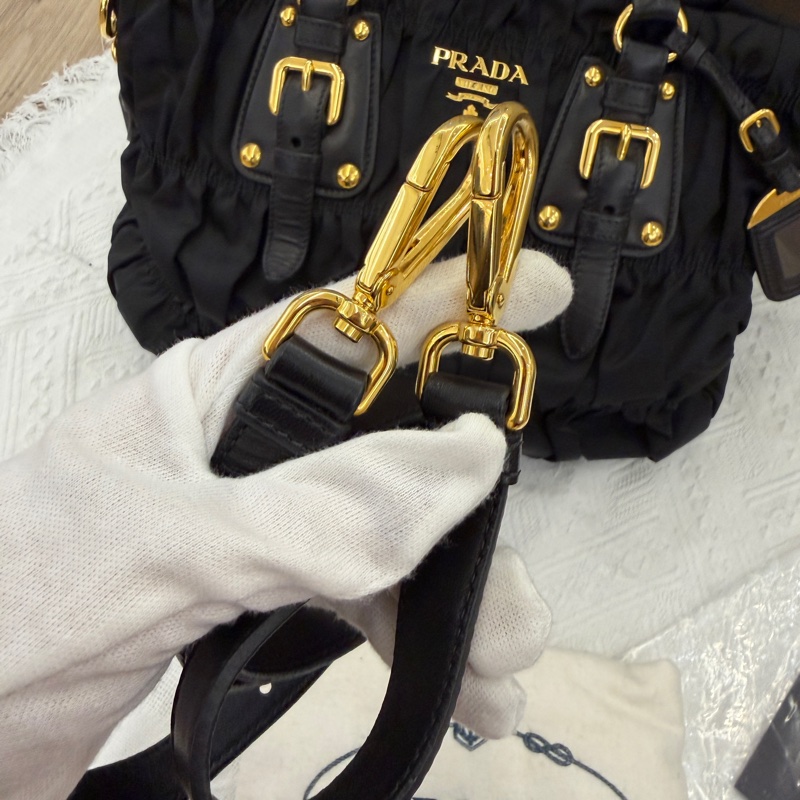 Prada尼龍黑皺摺手提斜背包-20