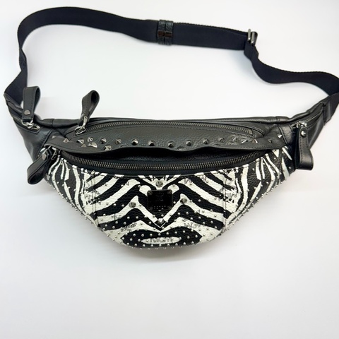 MCM Visetos Fursten 品牌圖騰鉚釘斑馬條紋印花胸肩背/腰包