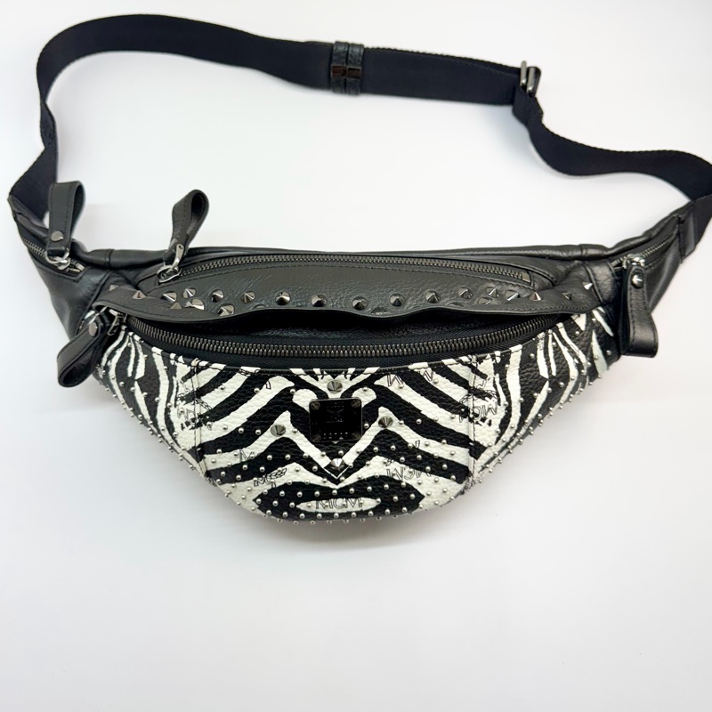 MCM Visetos Fursten 品牌圖騰鉚釘斑馬條紋印花胸肩背/腰包-0