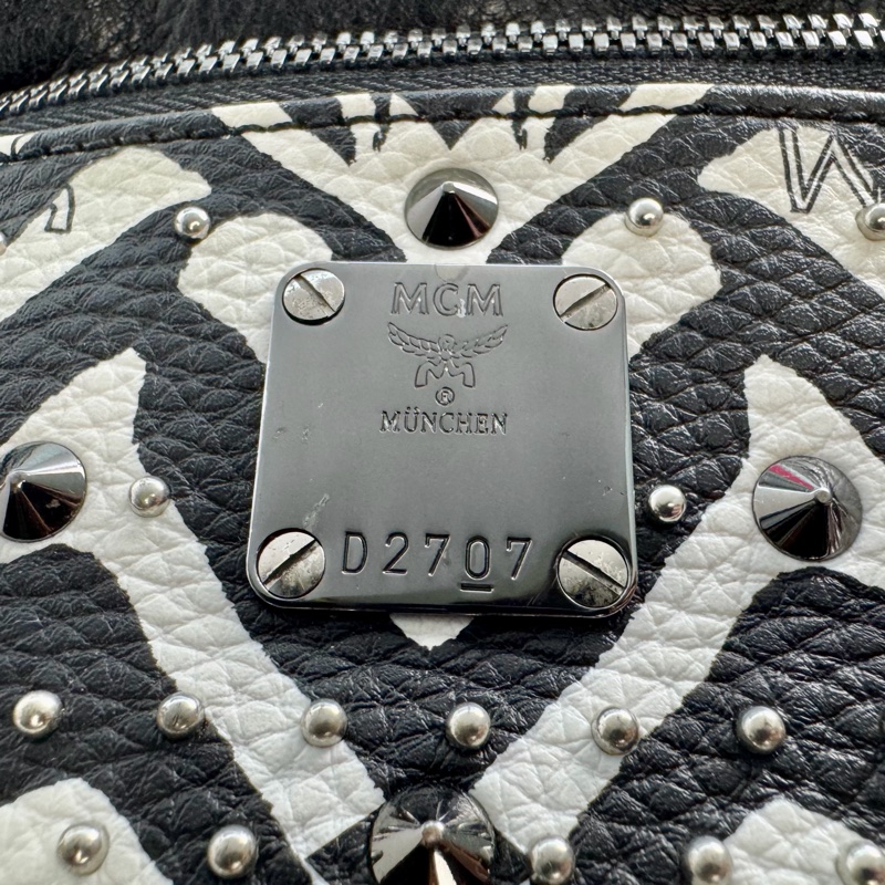 MCM Visetos Fursten 品牌圖騰鉚釘斑馬條紋印花胸肩背/腰包-2