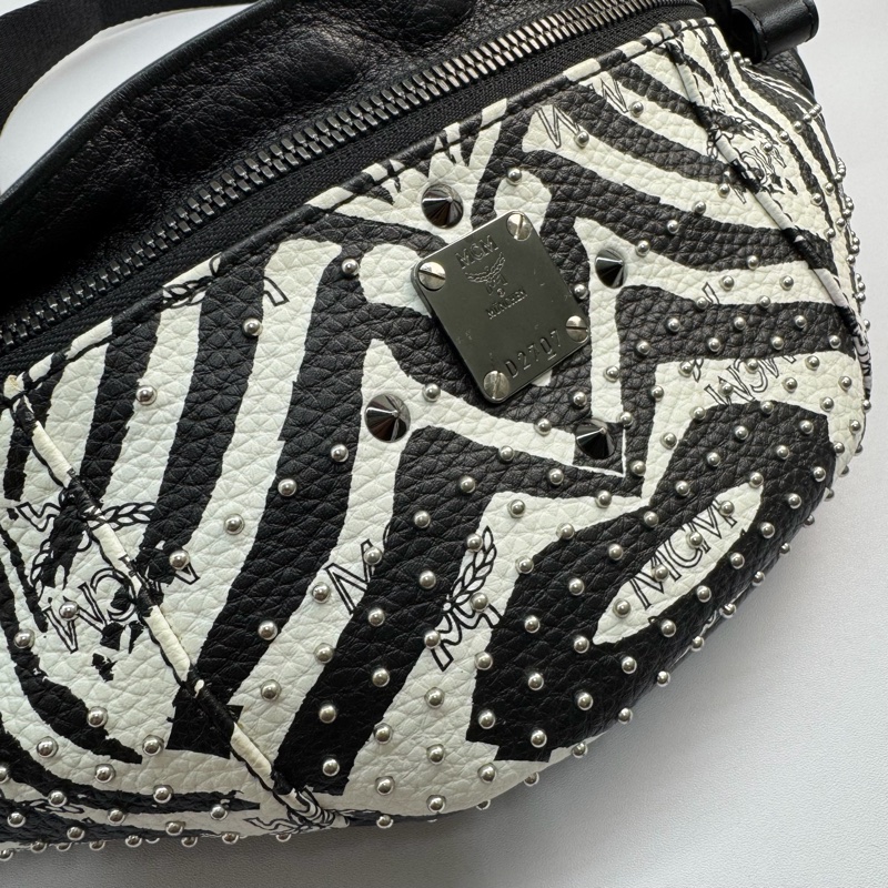 MCM Visetos Fursten 品牌圖騰鉚釘斑馬條紋印花胸肩背/腰包-5