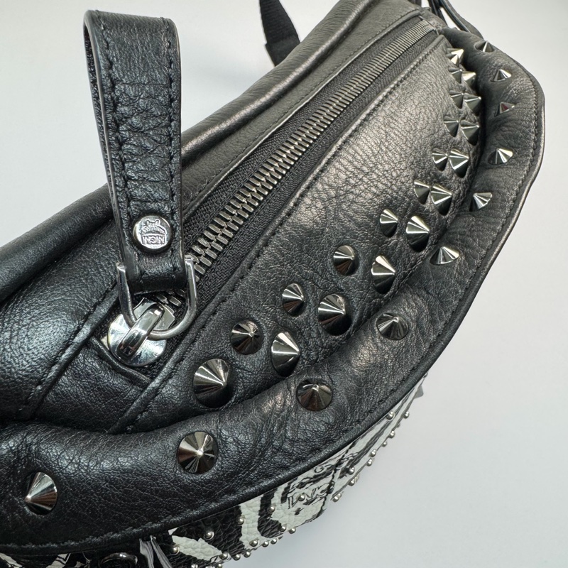 MCM Visetos Fursten 品牌圖騰鉚釘斑馬條紋印花胸肩背/腰包-6