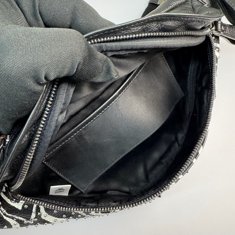 MCM Visetos Fursten 品牌圖騰鉚釘斑馬條紋印花胸肩背/腰包-7