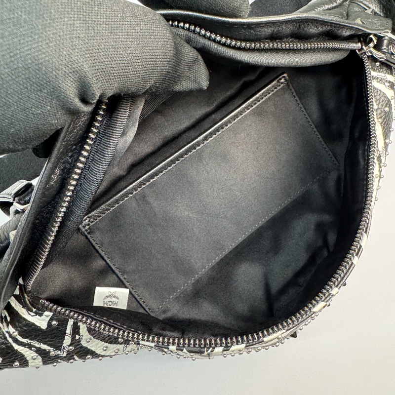 MCM Visetos Fursten 品牌圖騰鉚釘斑馬條紋印花胸肩背/腰包-8