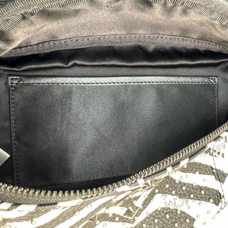 MCM Visetos Fursten 品牌圖騰鉚釘斑馬條紋印花胸肩背/腰包-9