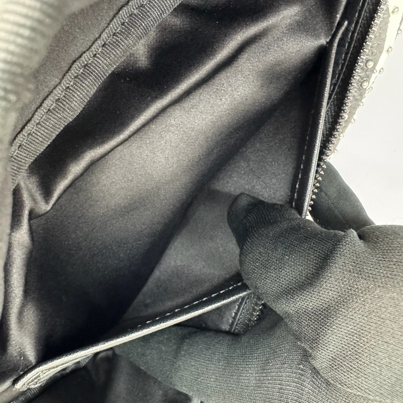 MCM Visetos Fursten 品牌圖騰鉚釘斑馬條紋印花胸肩背/腰包-10