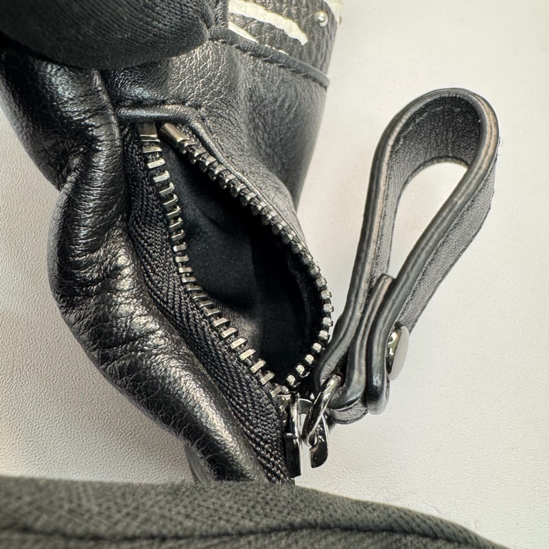 MCM Visetos Fursten 品牌圖騰鉚釘斑馬條紋印花胸肩背/腰包-12