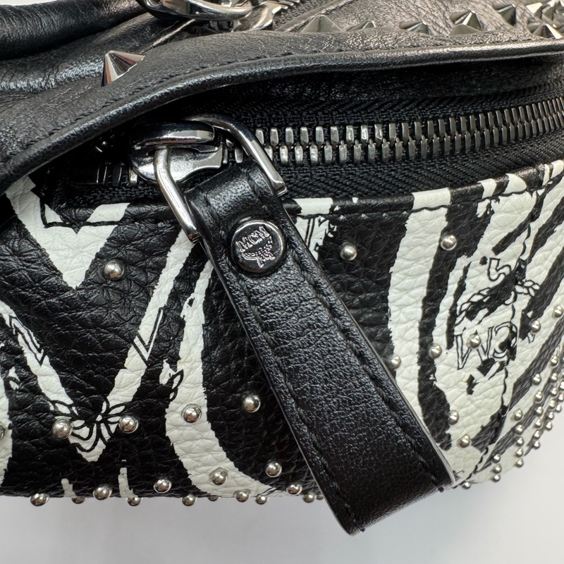 MCM Visetos Fursten 品牌圖騰鉚釘斑馬條紋印花胸肩背/腰包-13