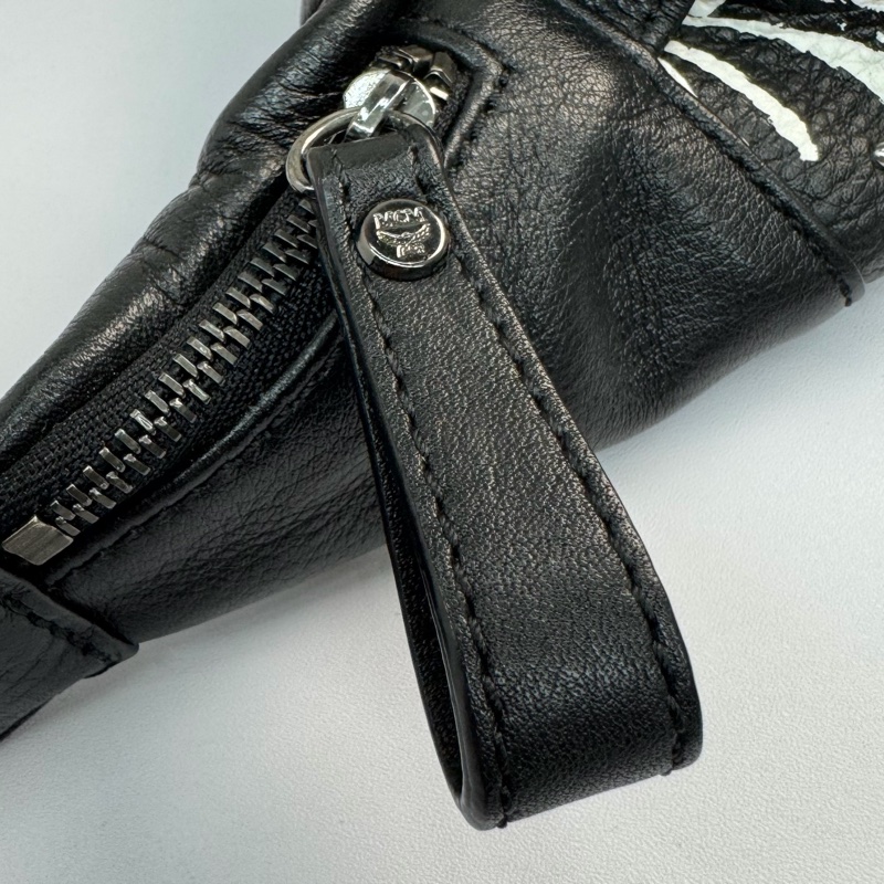 MCM Visetos Fursten 品牌圖騰鉚釘斑馬條紋印花胸肩背/腰包-15