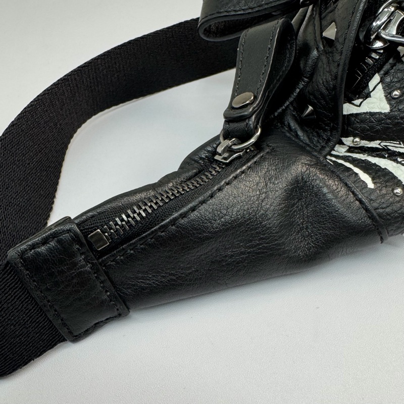 MCM Visetos Fursten 品牌圖騰鉚釘斑馬條紋印花胸肩背/腰包-17