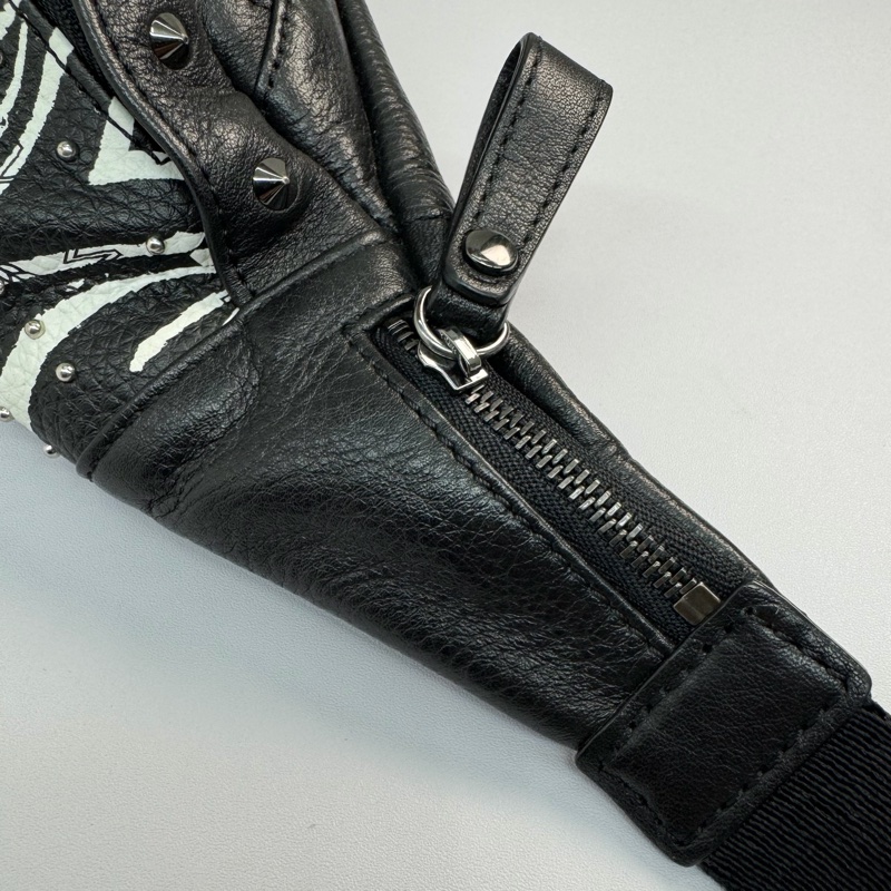 MCM Visetos Fursten 品牌圖騰鉚釘斑馬條紋印花胸肩背/腰包-18