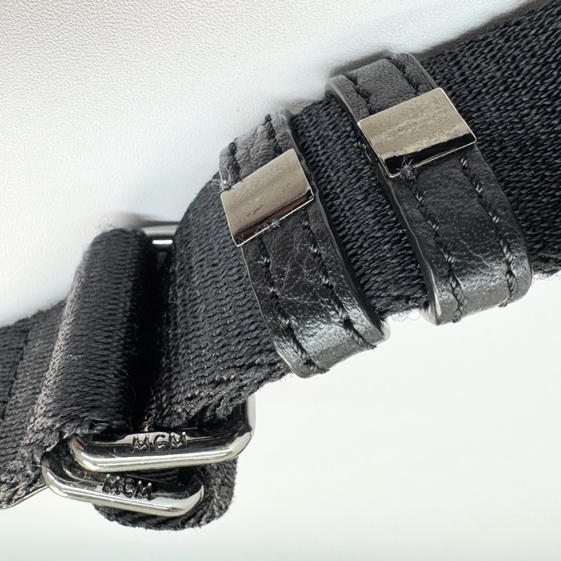 MCM Visetos Fursten 品牌圖騰鉚釘斑馬條紋印花胸肩背/腰包-21