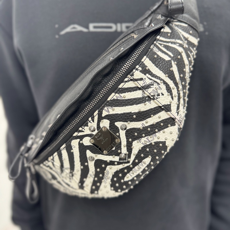 MCM Visetos Fursten 品牌圖騰鉚釘斑馬條紋印花胸肩背/腰包-22