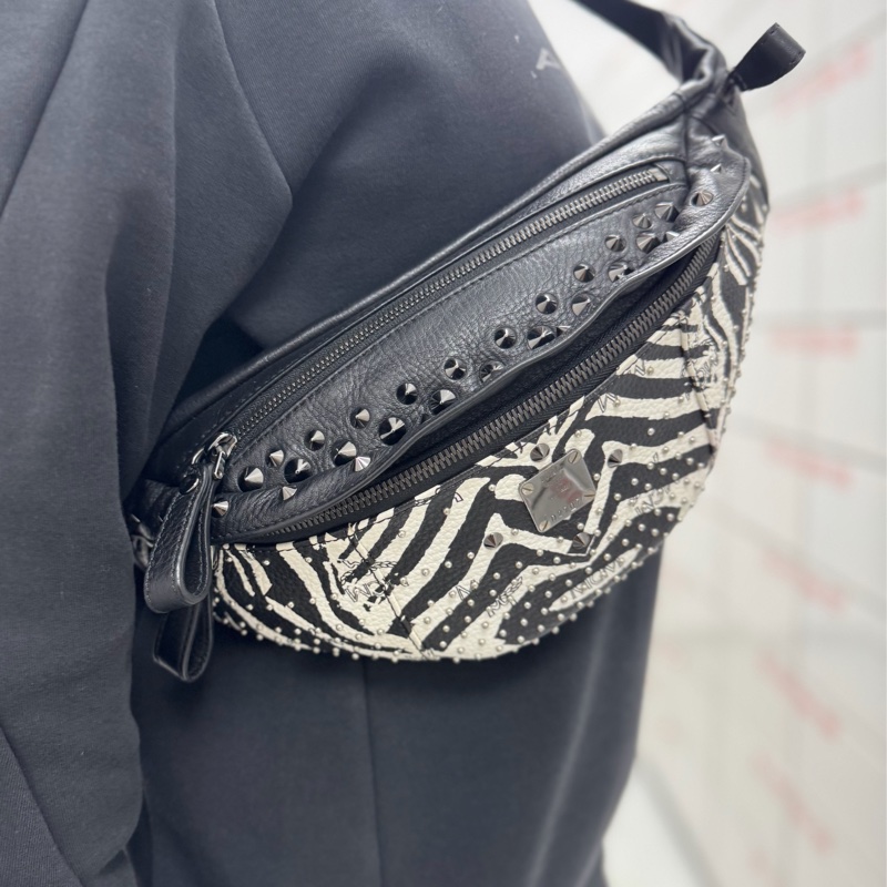 MCM Visetos Fursten 品牌圖騰鉚釘斑馬條紋印花胸肩背/腰包-23