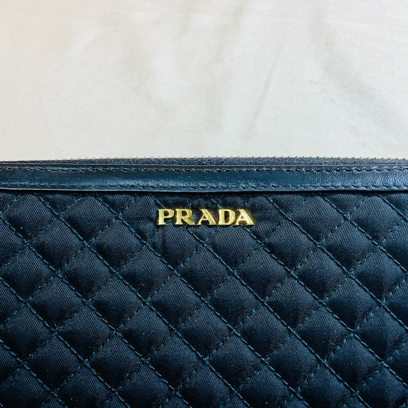 ✨近新閒置 Prada 普拉達 黑金菱格紋12卡拉鏈長夾-1