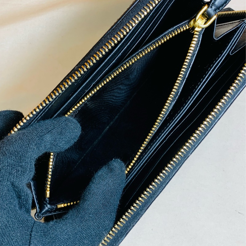 ✨近新閒置 Prada 普拉達 黑金菱格紋12卡拉鏈長夾-5