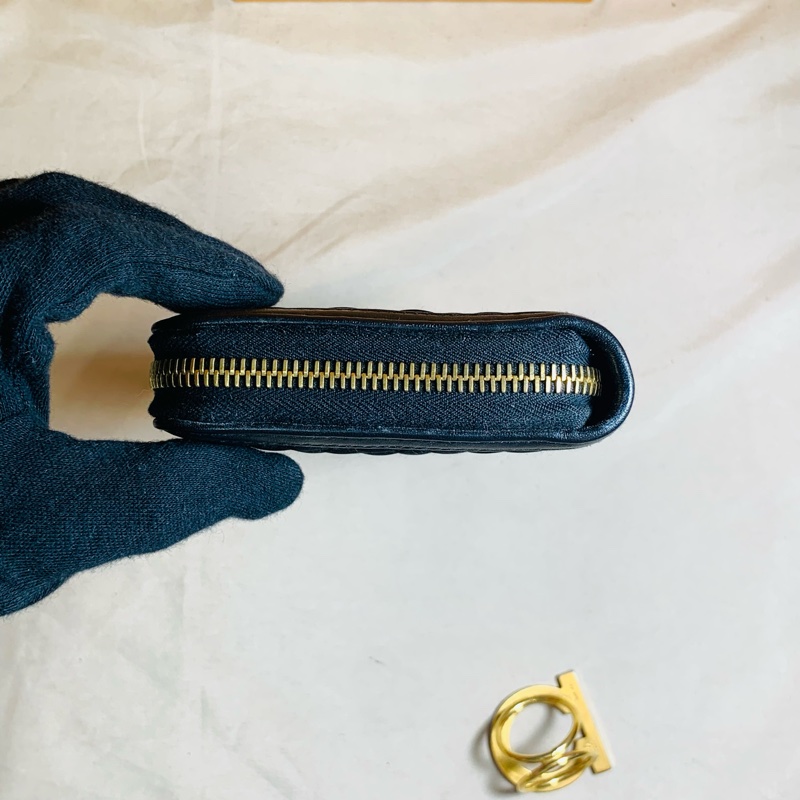 ✨近新閒置 Prada 普拉達 黑金菱格紋12卡拉鏈長夾-9